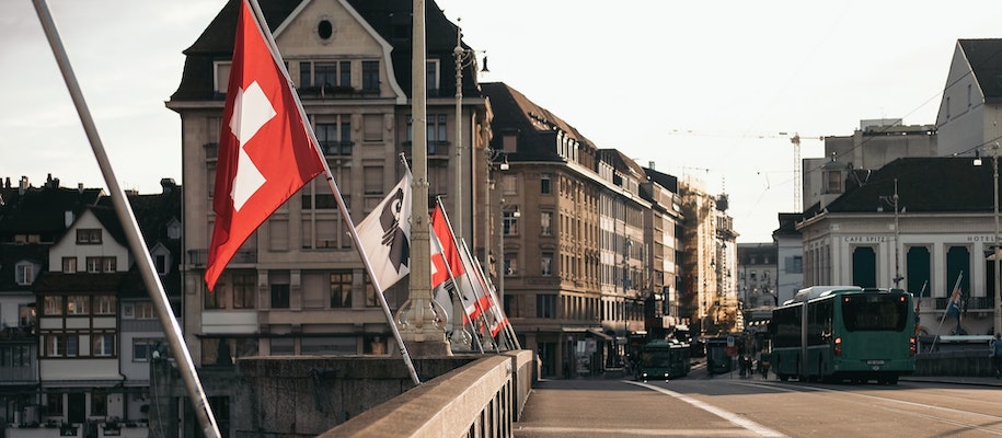 Brücke in Basel mit Schweizer Flagge