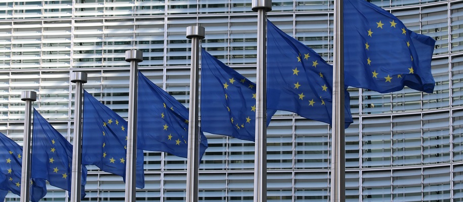 Drapeaux de l'UE devant le bâtiment de la Commission européenne à Bruxelles