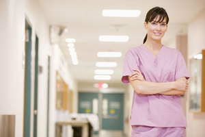 Infirmière dans un couloir d'hôpital