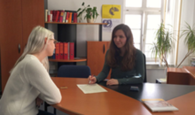 INFOBEST-Beraterin Audrey Schlosser im Gespräch mit einer Bürgerin