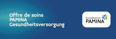 Blaues Banner mit der Aufschrift "Offre de soins PAMINA Gesundheitsversorgung" und dem Logo des Eurodistrikts PAMINA